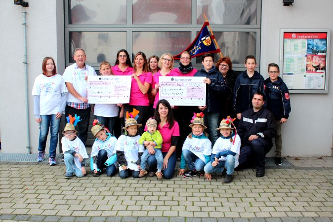 Übergabe des Erlös aus der Losbude der FU