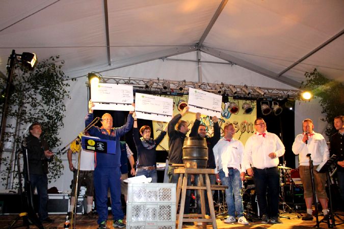 Spendenübergabe der Kärwaburschen und Madli