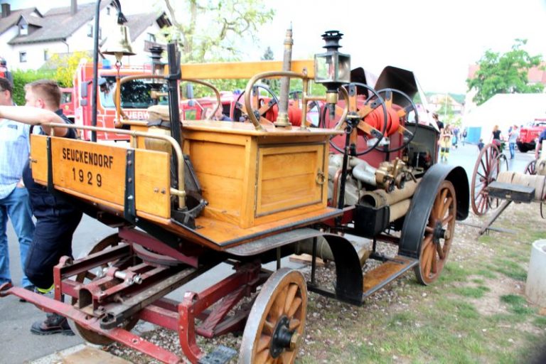 Fahrzeugschau zum Jubiläum der FF Cadolzburg