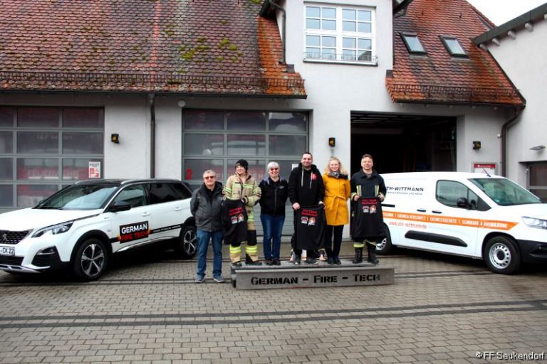 Übergabe von Trainingskleidung an das FCC TEAM Seukendorf